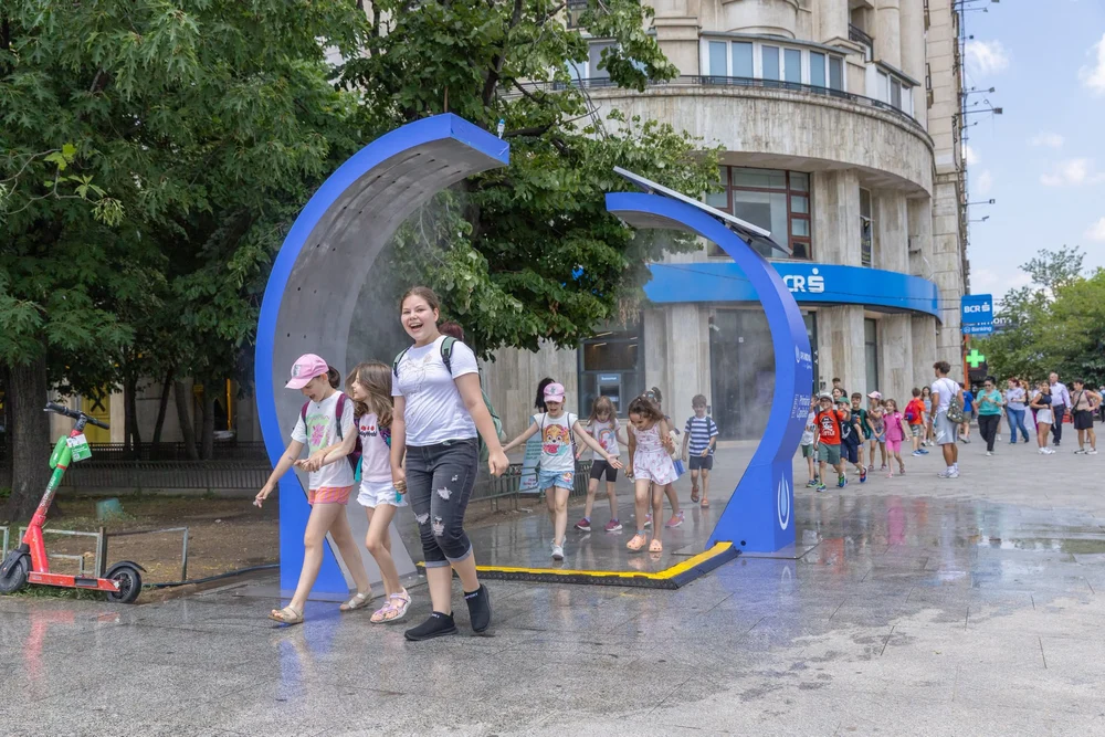 Primăria Capitalei scoate artileria anti‑caniculă: dușuri stradale, tuneluri de răcorire și noi cișmele în zonele aglomerate