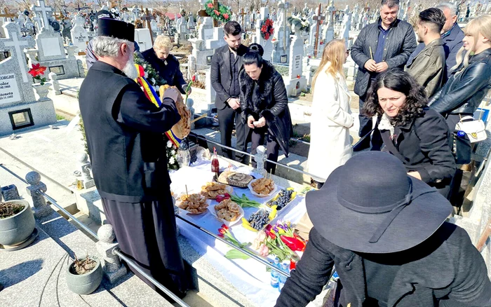 Parastasul organizat din bani publici la mormântul profesorului Romeo Tălmaciu FOTO Vremea Nouă