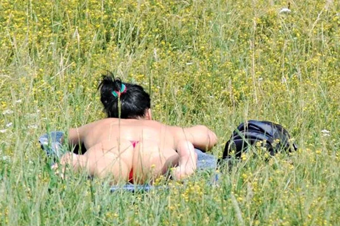 Dornice de un bronz de invidiat, cele două femei nu par deranjate de crucile din jurul lor (FOTOGRAFII: Botoşăneanul)