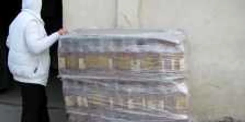 Zeci de baxuri de alcool îşi aşteaptă cumpărătorii în depozitele municipalităţii