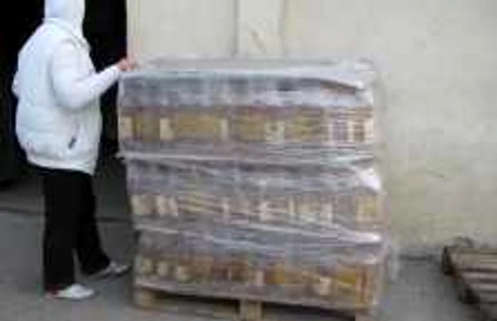 Zeci de baxuri de alcool îşi aşteaptă cumpărătorii în depozitele municipalităţii