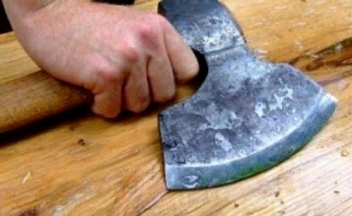 
    Botoşăneanul alerga cu un topor şi ameninţa pe oricine îi ieşea în cale  