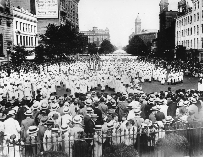 Adunare la Washington a reprezentanţilor Ku Klux Klan, una dintre cele mai periculoase secte din lume FOTO AP / imagine din ianuarie 1925