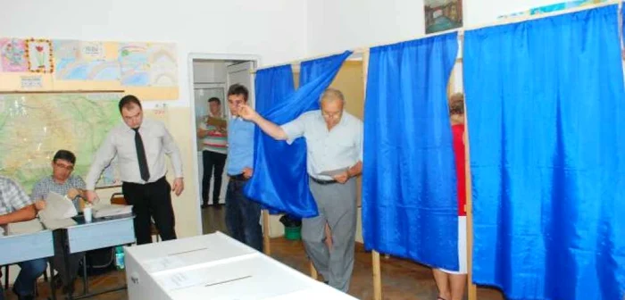 Alegeri locale 2016. Oameni ieşind din cabina de vot. FOTO Arhivă Adevărul