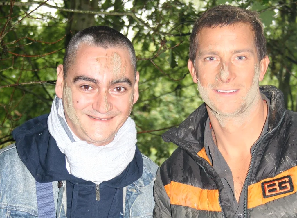 Doi aventurieri: unul amator, Horia Ghibuţiu (stânga), şi unul profesionist, Bear Grylls. Amândoi, mânjiţi cu noroi pe faţă
