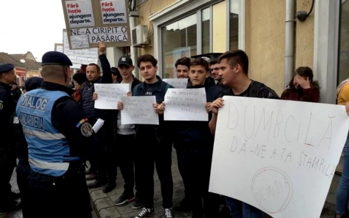 Elevi protestând la Arad în timpul vizitei Viorica Dăncilă FOTO aradon.ro