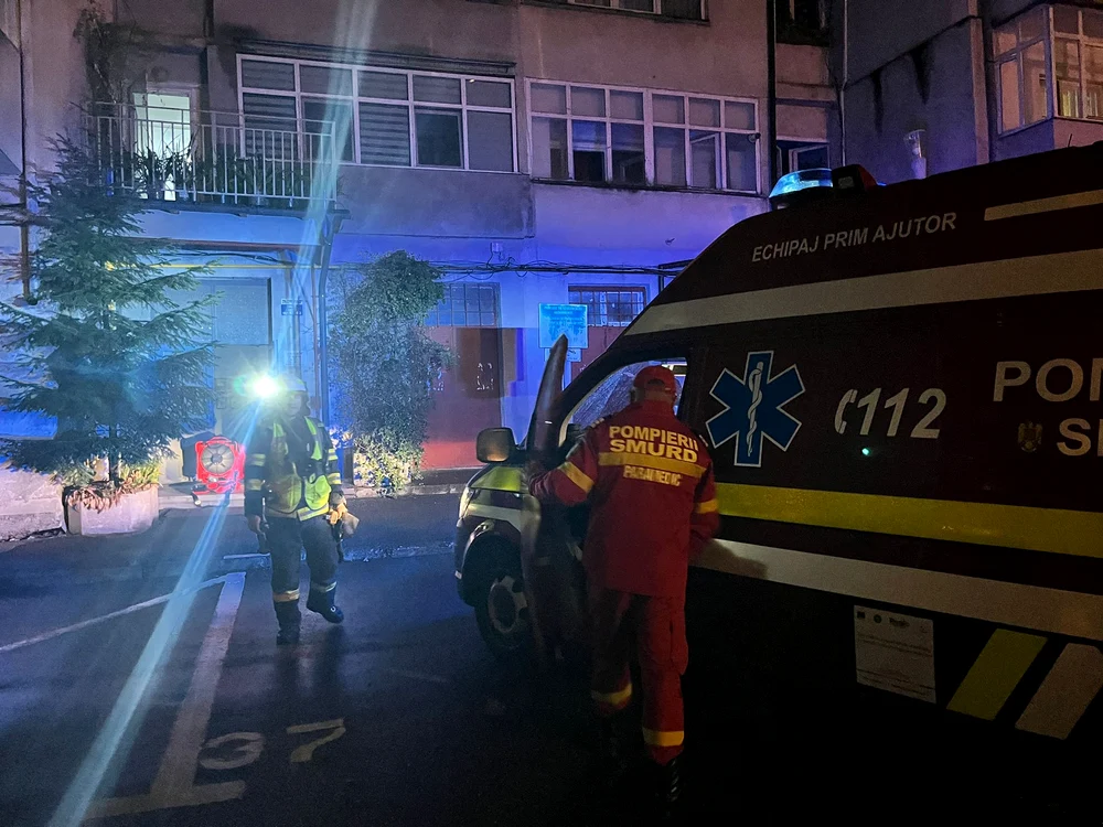 Echipaj al ISU Bistrița, noaptea, în fața unui bloc