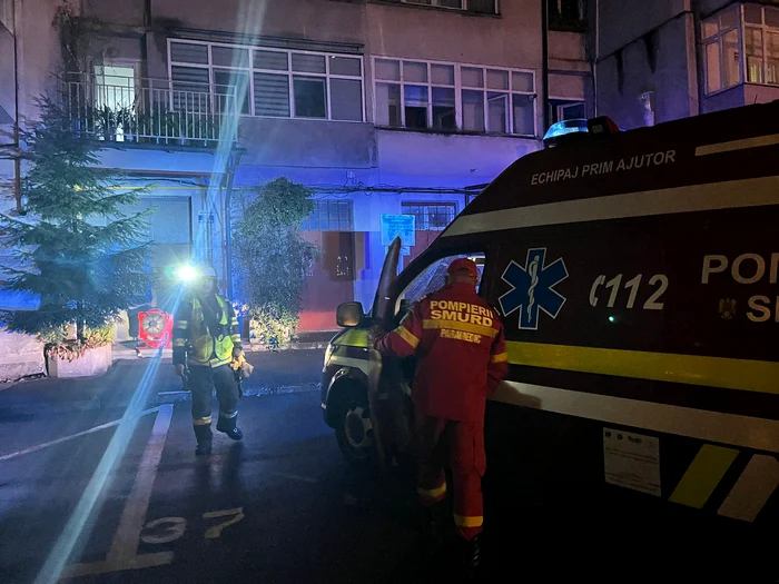 Echipaj al ISU Bistrița, noaptea, în fața unui bloc
