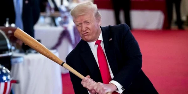 Preşedintele Donald Trump  s-a jucat cu o bâtă de baseball la târgul Spirit of America Showcase la Casa Albă FOTO EPA-EFE / Michael Reynolds