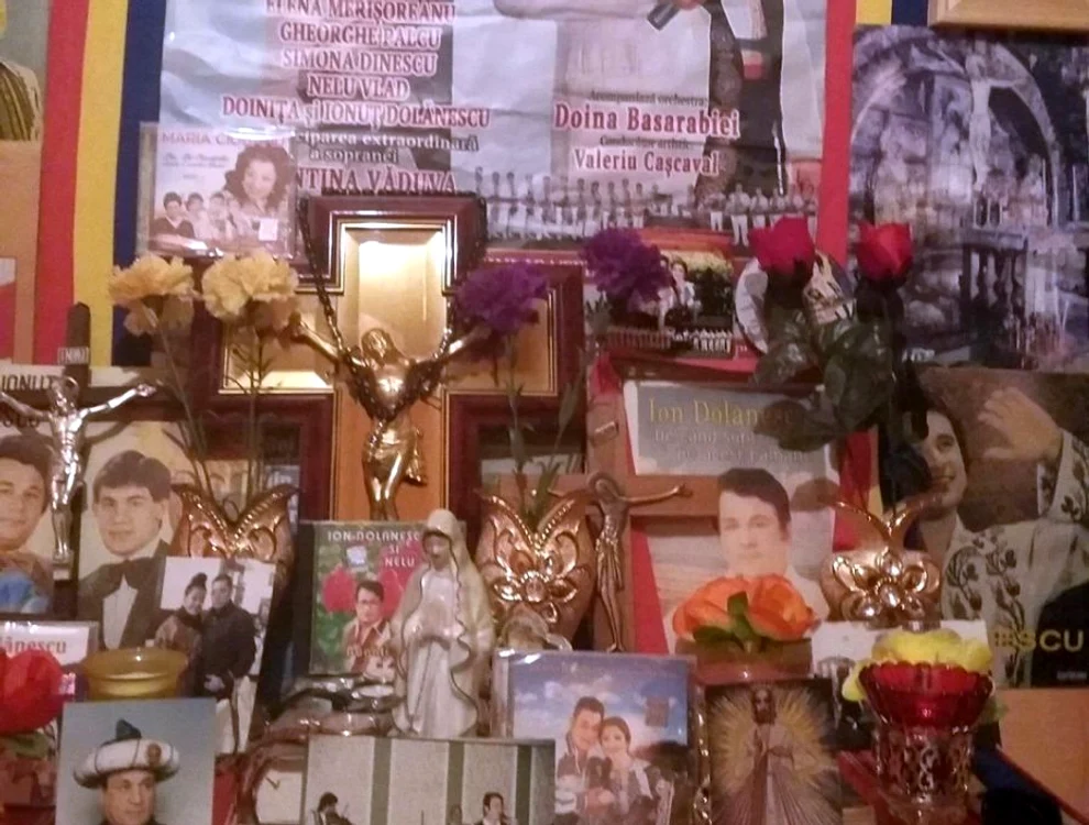 
    Ionuţ Petrescu a construit un adevărat altar în memoria lui Ion DolănescuFoto: Beatrice Filip  