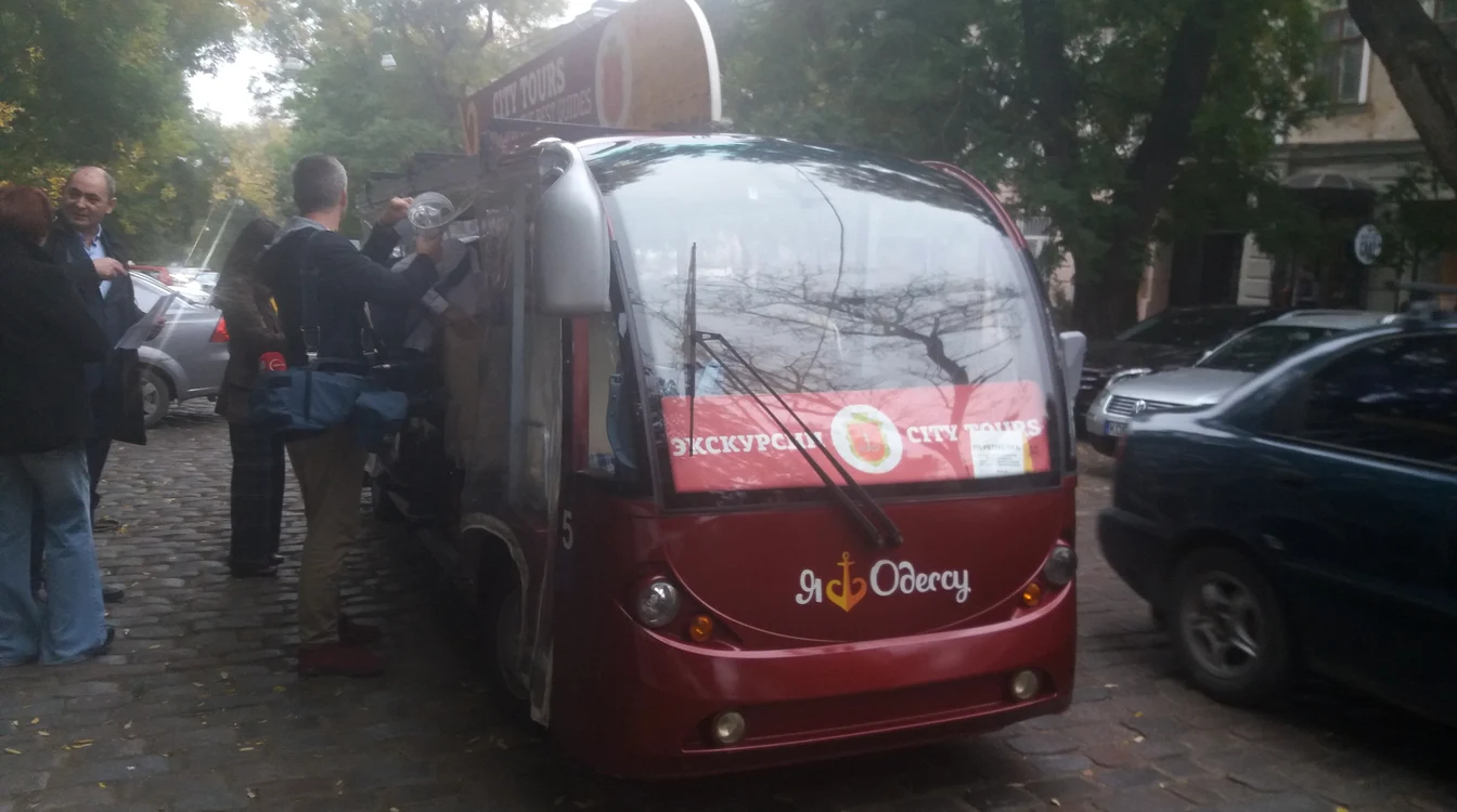 Turiștii plătesc pentru o plimbare cu carul electric în jur de 46 de lei