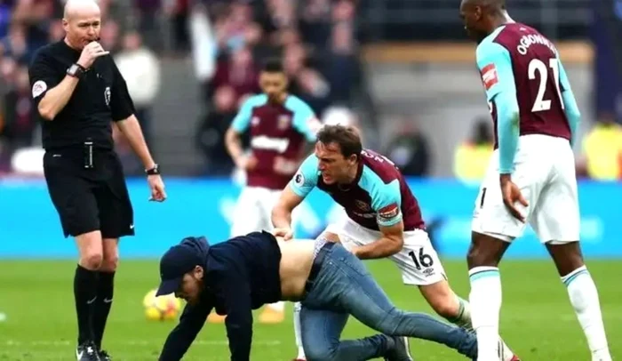 Mark Noble trânteşte un suporter