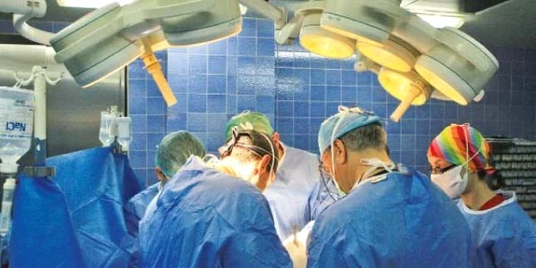 Doctorii care fac transplanturi sunt acuzaţi de pacienţi că primesc sume uriaşe de bani