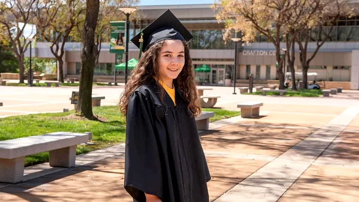 La 11 ani, Alisa a absolvit facultatea. 