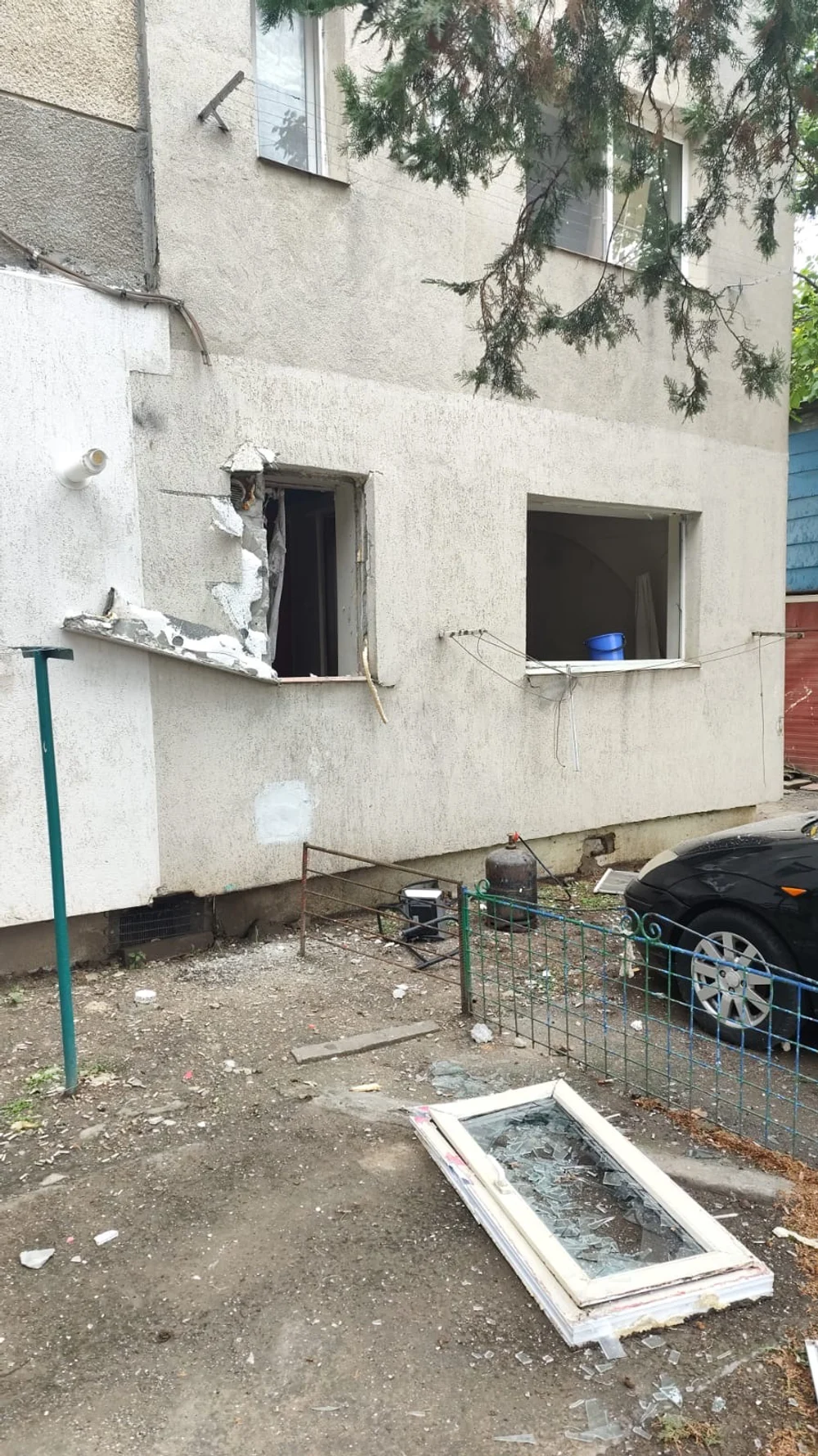 Explozie puternică într-un bloc din Murfatlar: o persoană a fost rănită. Suflul a distrus trei locuințe și un autoturism