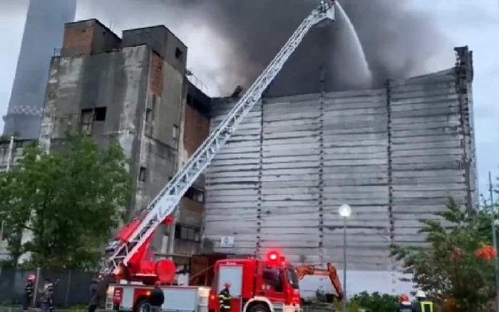 Pompierii intervin luni din nou la incineratorul de la BraziFoto: g4media.ro