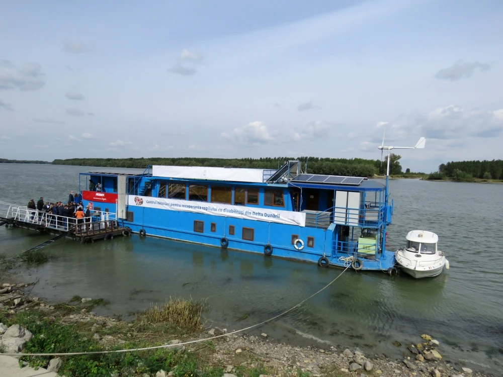Un ponton plutitor a devenit centru pentru copiii cu dizabilităţi din Delta Dunării