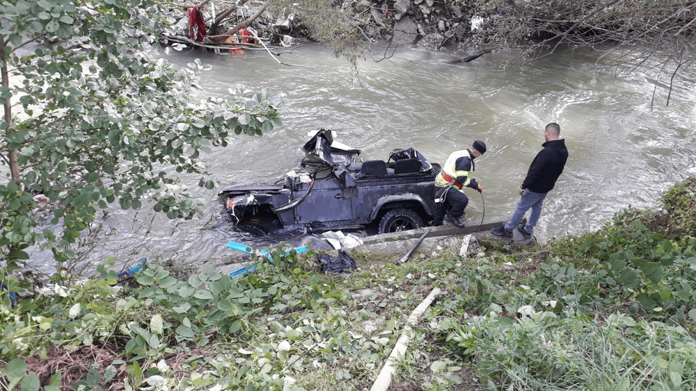 Doi bărbați dați dispăruți, găsiți morți. Mașina de teren în care se aflau a căzut într-un râu