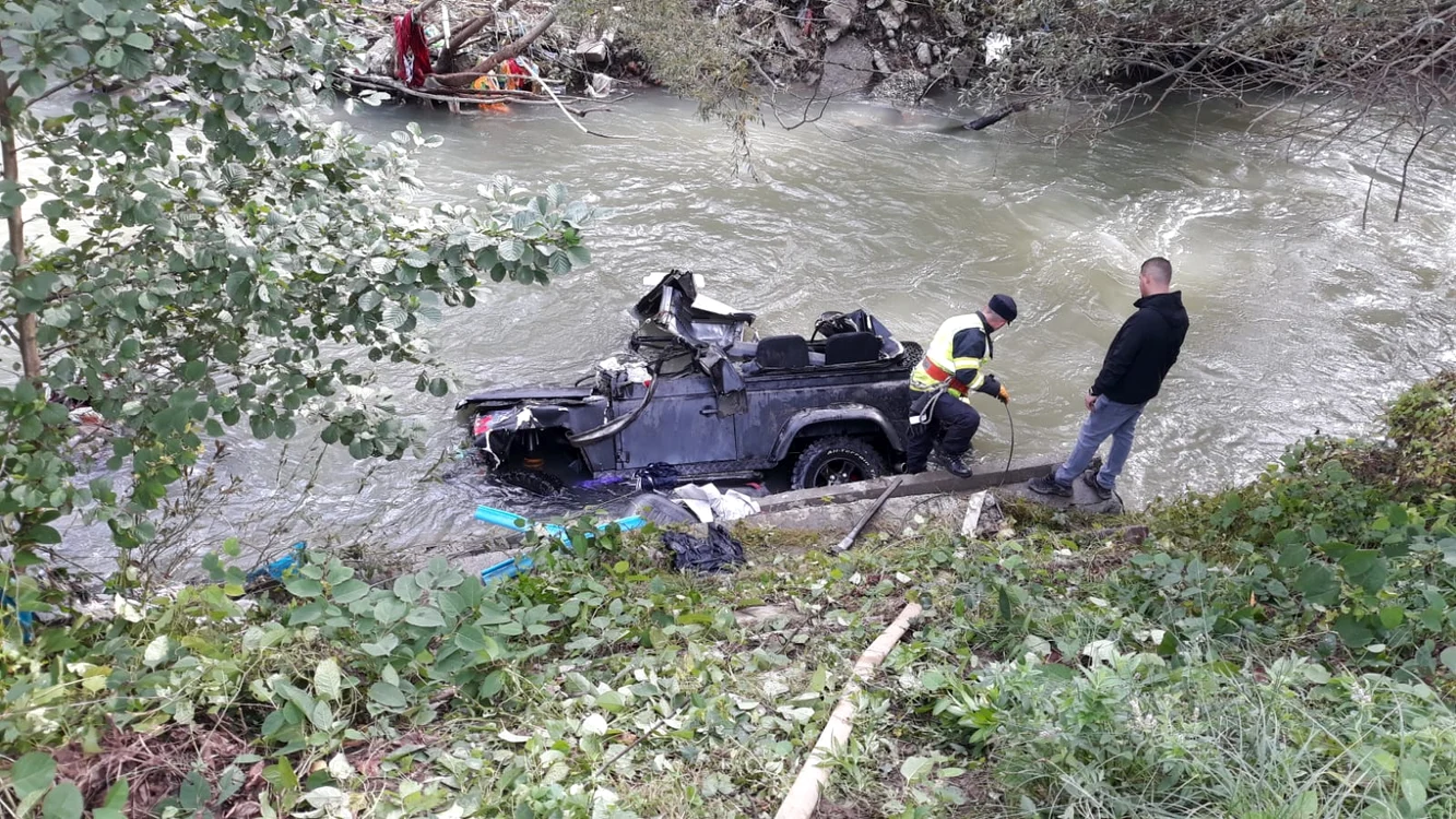 Mașina a fost găsită în râu. Cei doi bărbați erau morți. FOTO: Bistrițeanul.ro