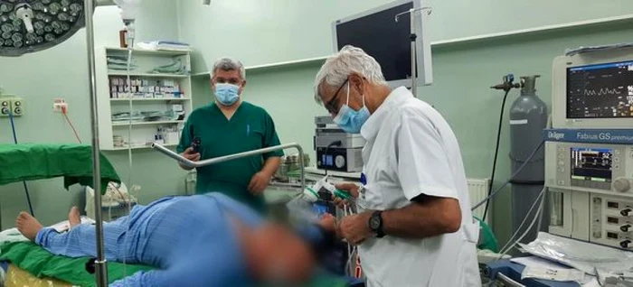 Intervenţia a fost efectuată împreună cu specialişti Secţiei Chirurgie II a unităţii. Foto: SJUP