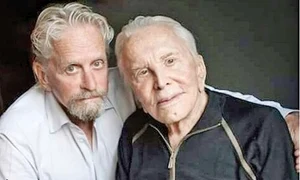 Kirk Douglas a fost sărbătorit la vârsta veneralbilă de celebrul lui fiu, Michael Douglas jpeg