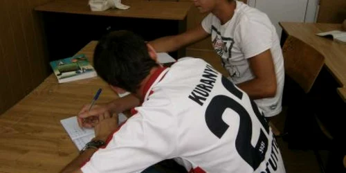 Părinţii vor afla notele elevilor de acasă