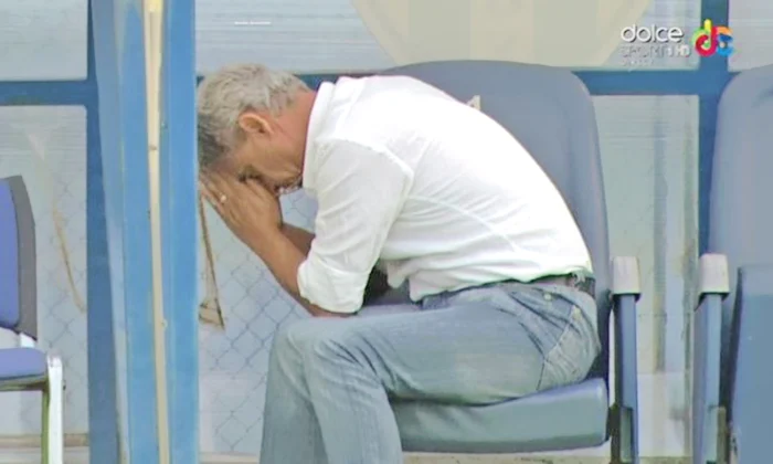 
    26 iulie 2015,  s-a rugat pentru ca  elevii săi să înscrie  în faţa Astrei  