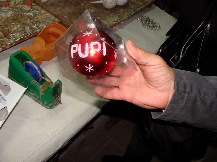 Piteşti: Globuleţe hand-made făcute la Curtea de Argeş