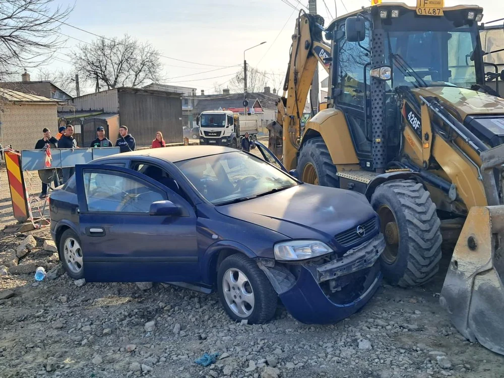Un șofer s-a izbit cu mașina de un buldoexcavator FOTO: Obiectiv Vocea Brăilei