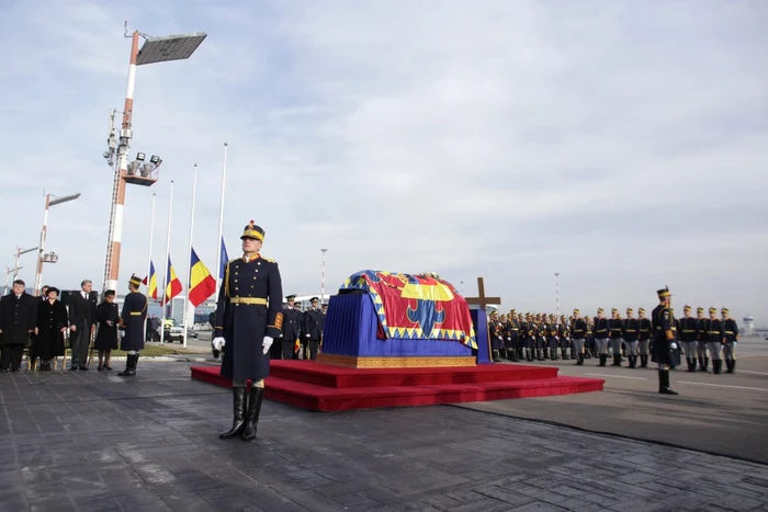 Sosire sicriu Regele Mihai Aeroport Otopeni. FOTO Inquam Photos Octav Ganea