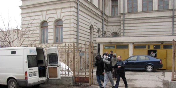 Toţi membri clanului au fost conduşi în duba Poliţiei FOTO
