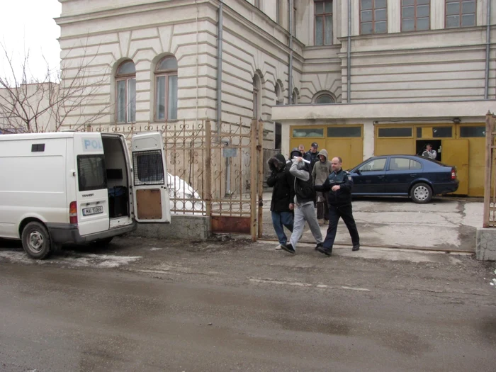 Toţi membri clanului au fost conduşi în duba Poliţiei FOTO:adevarul