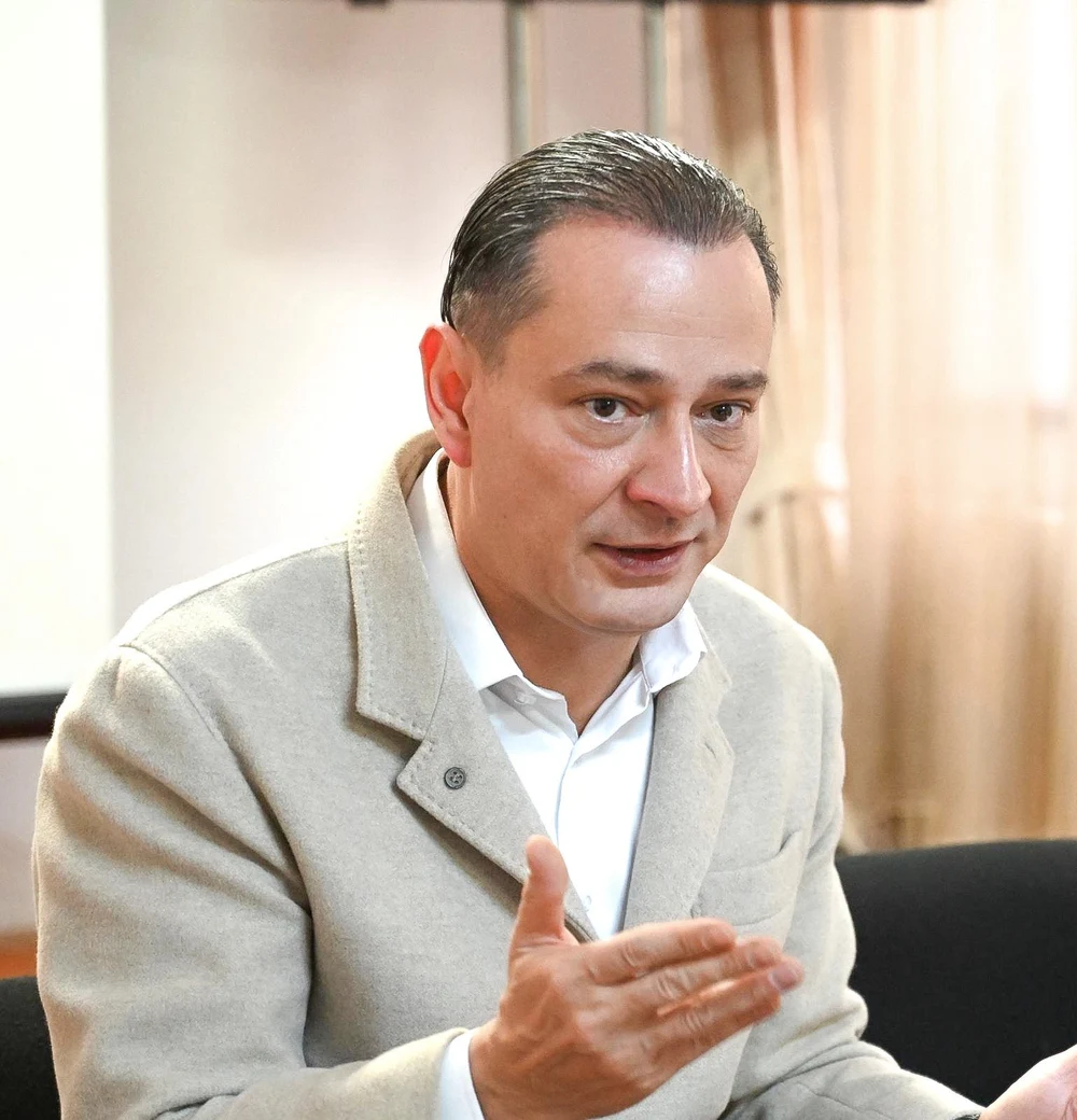 Daniel Băluță îl compară pe Bolojan cu Călin Georgescu și spune că „nu ia nicio măsură când oamenii sunt trimiși către exterminare”