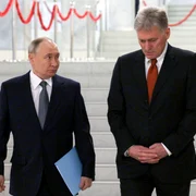 Vladimir Putin și Dmitri Peskov FOTO AFP