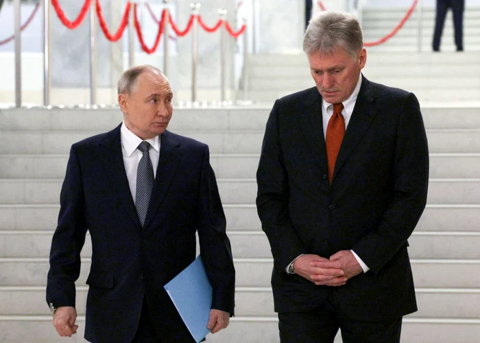 Vladimir Putin și Dmitri Peskov. FOTO AFP