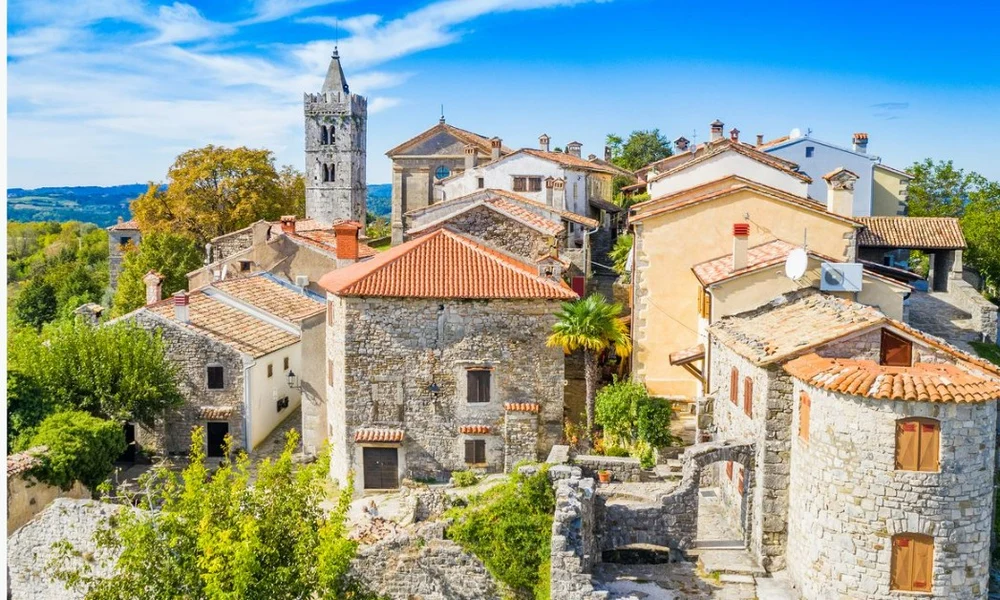 Cel mai mic oraș din Europa, o bijuterie medievală aflată aproape de România: e înconjurat de ziduri