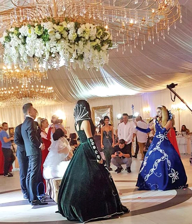 Aranjamentele florale din tavan au fost spectaculoase