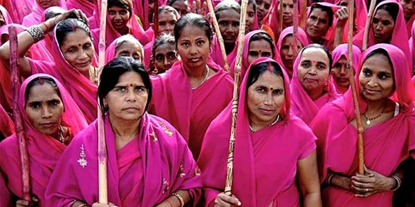 Banda Gulabi - Roz din India lupta impotriva violentei la adresa femeilor FOTO Al Jazeera