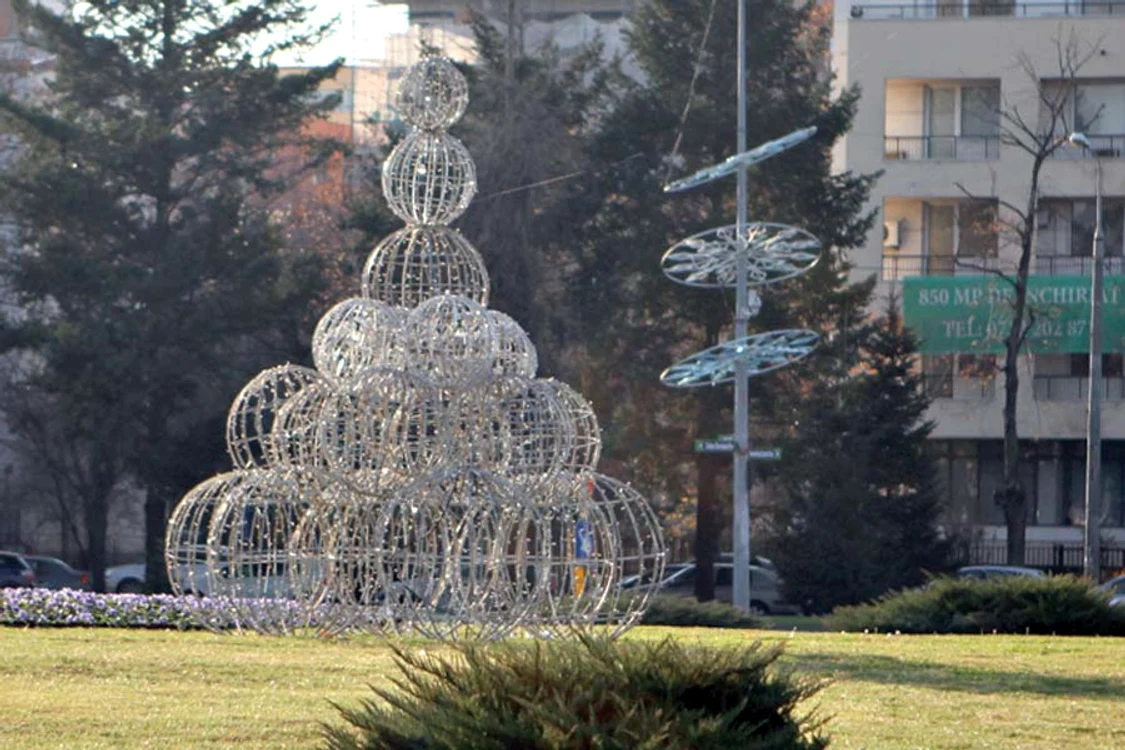 Sute de lampadare  colorate au fost  suspendate  deasupra străzii