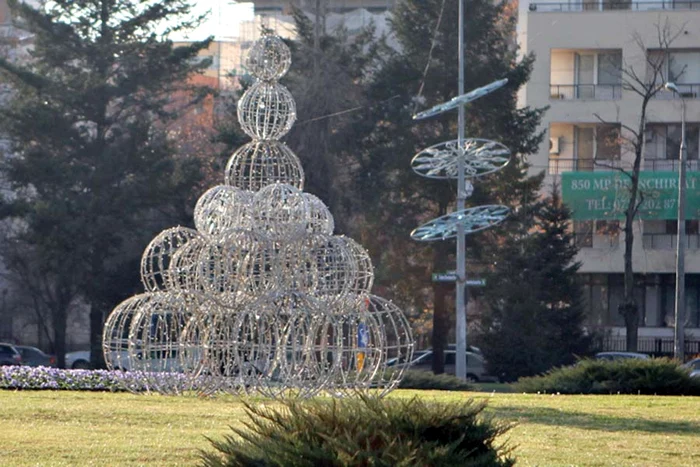 Sute de lampadare  colorate au fost  suspendate  deasupra străzii