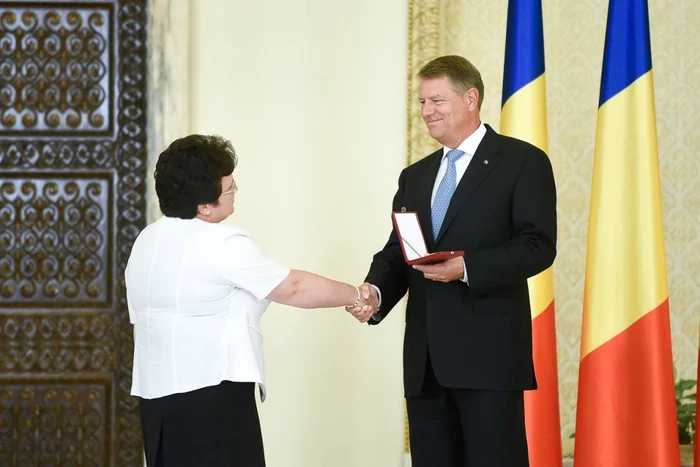 Daniela Ceredeev este premiată de președintele Iohannis FOTO Administrația Prezidențială