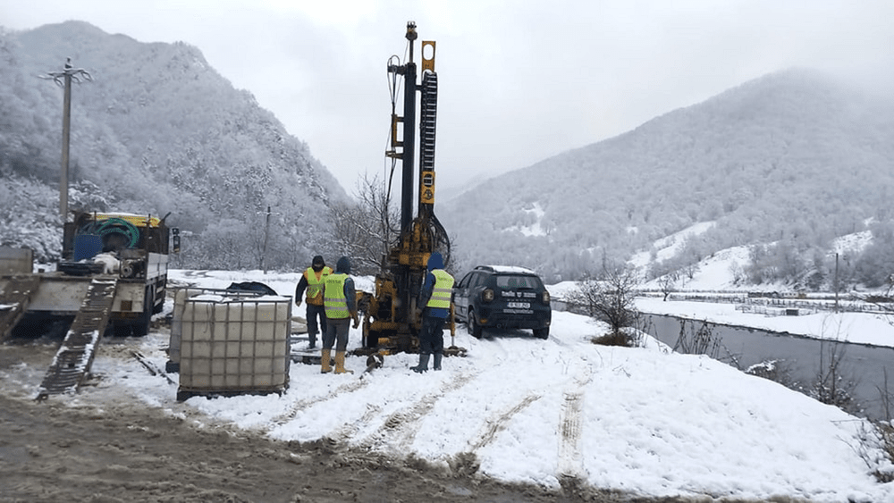 Forajele pe Lotul 2 al Autostrăzii Sibiu - Pitești continuă, în ciuda zăpezii: stadiul lucrărilor FOTO