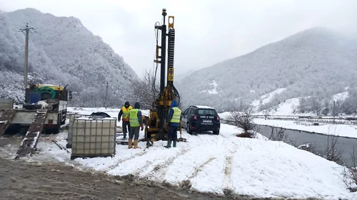 Forări geotehnice pentru Lotul 2 al Autostrăzii Sibiu Pitești la Racovița Vâlcea Foto DRDP Craiova jpg