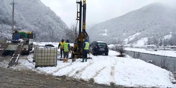 Forări geotehnice pentru Lotul 2 al Autostrăzii Sibiu Pitești la Racovița Vâlcea Foto DRDP Craiova jpg