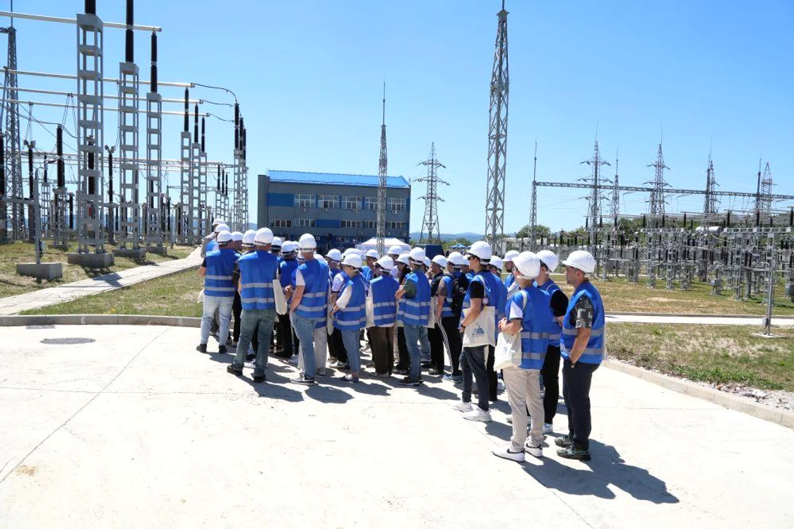 Oameni lângă stația electrică de la Reșița