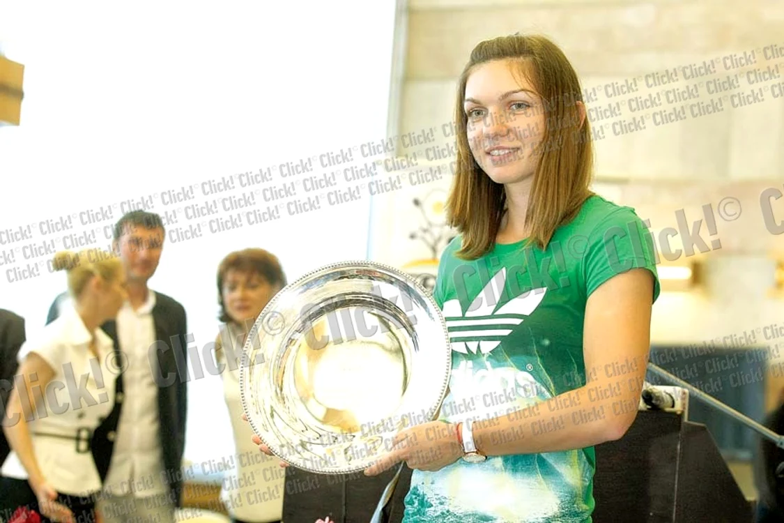 
    Simona Halep le-a prezentat românilor placheta primită  la Roland Garros  pentru disputarea finalei (FOTO: Marian Iliescu)  