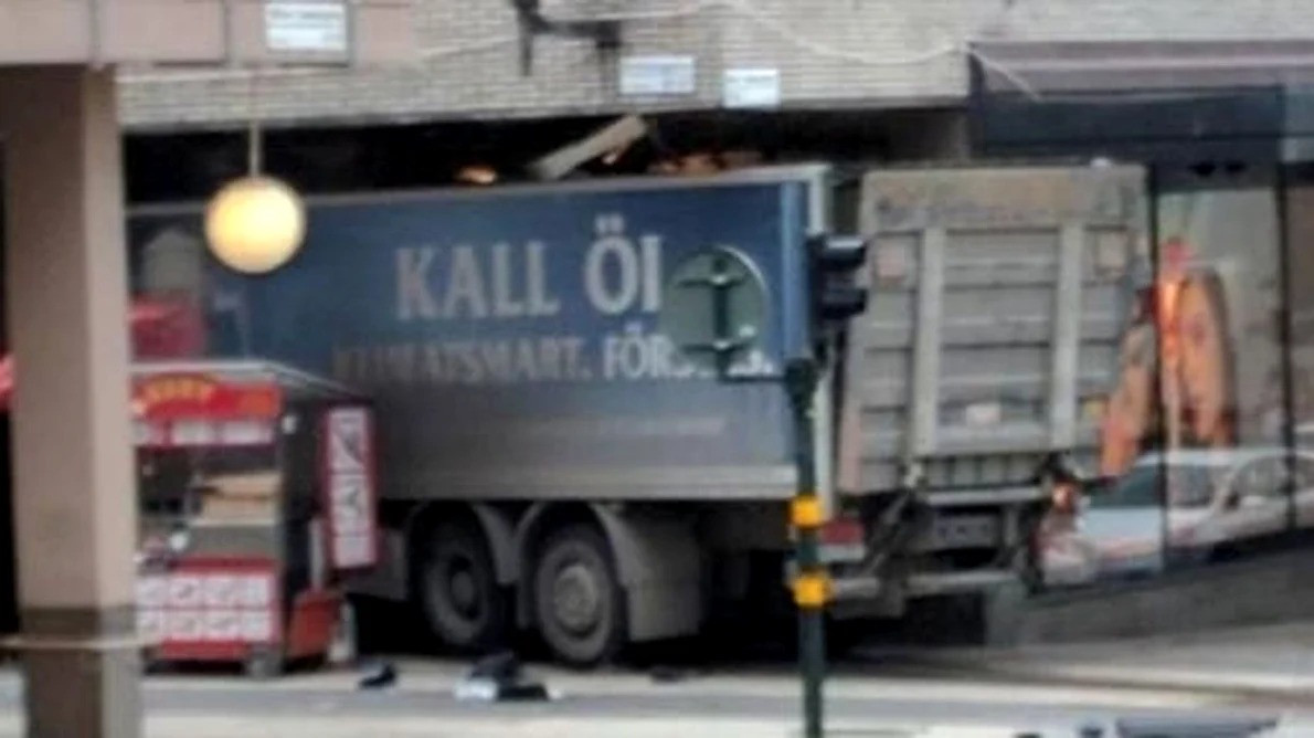 Un camion a intrat în mulţime la Stockholm: cel puţin 3 morți jpeg