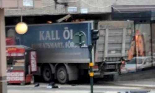 Un camion a intrat în mulţime la Stockholm: cel puţin 3 morți jpeg