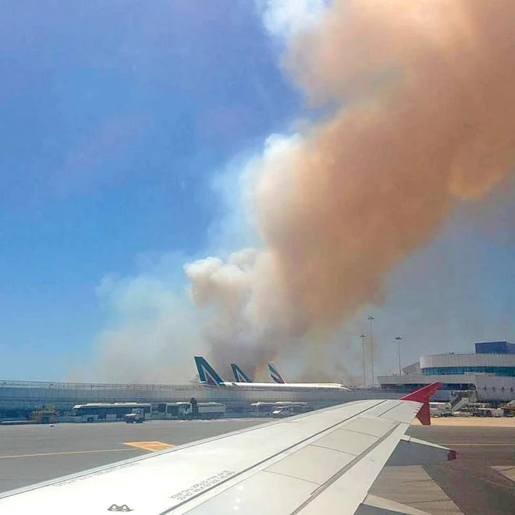 
    Românii care au călătorit la Roma zilele trecute au stat cu orele blocaţi în aeroport  sau în avioane  