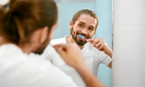 barbat care se spala pe dinti jpeg